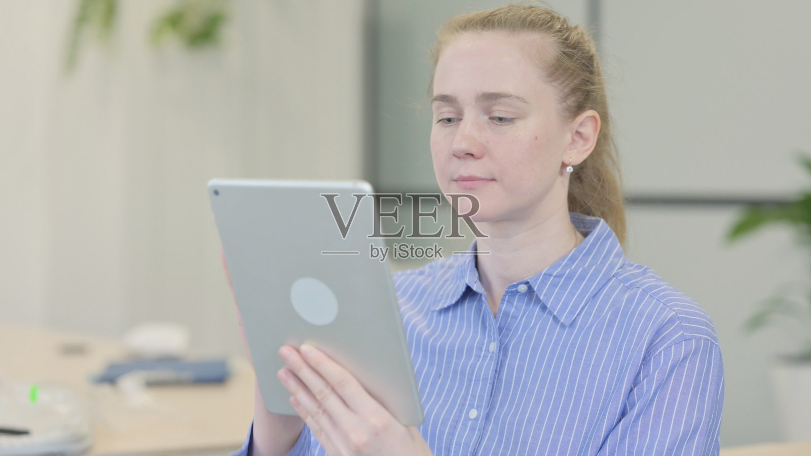 年轻女子使用平板电脑的肖像照片摄影图片