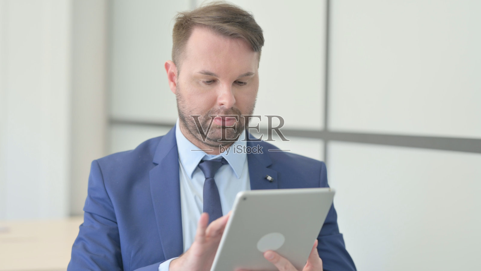 使用平板电脑的商人肖像照片摄影图片