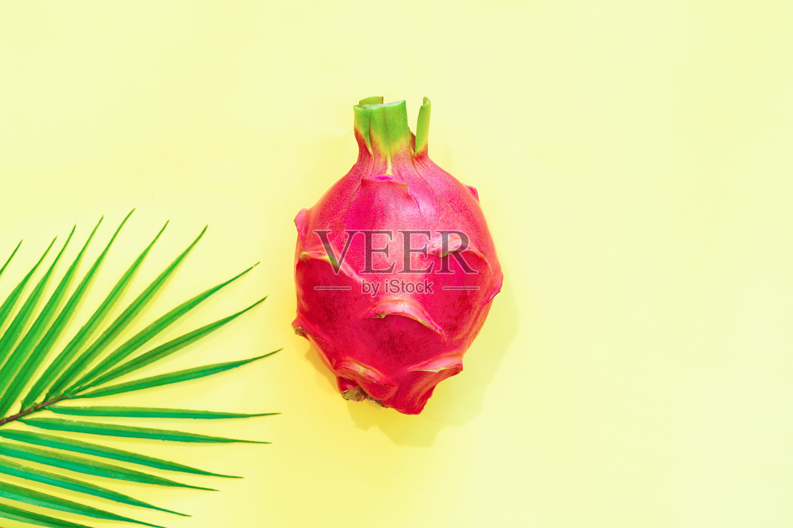 越南火龙果，黄色背景照片摄影图片