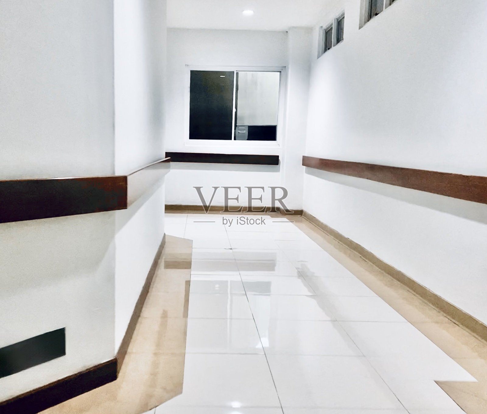 现代办公走廊是明亮的白色，优雅照片摄影图片