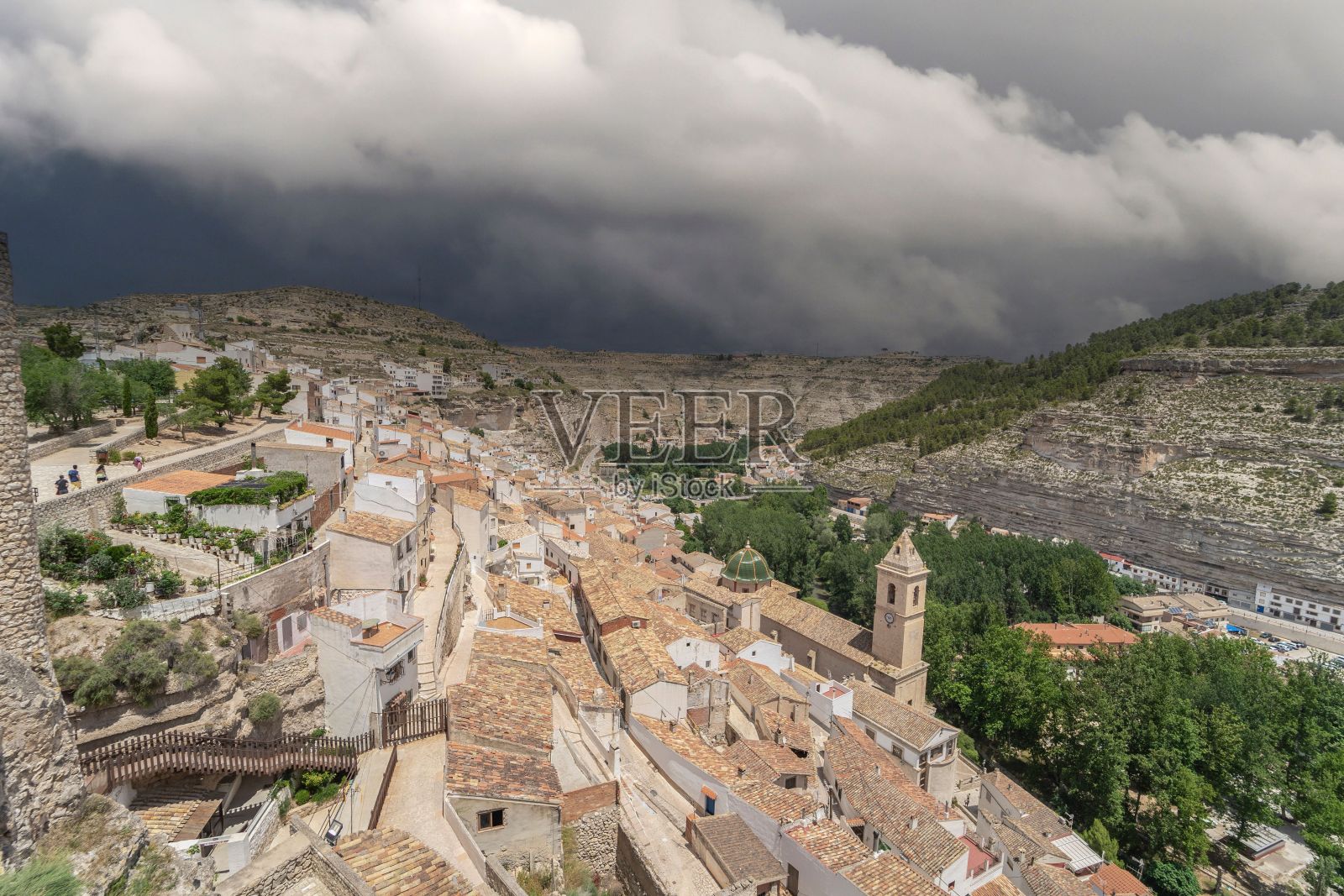 西班牙阿尔巴塞特省的中世纪村庄Alcala del juar鸟瞰图照片摄影图片