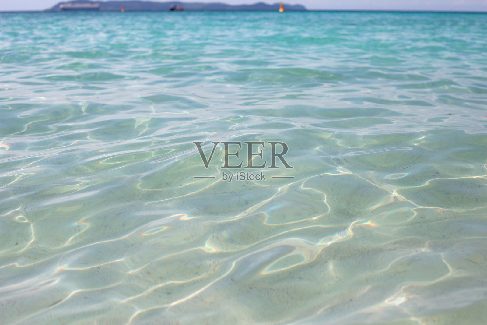 蓝绿色的海水表面与太阳反射。照片摄影图片