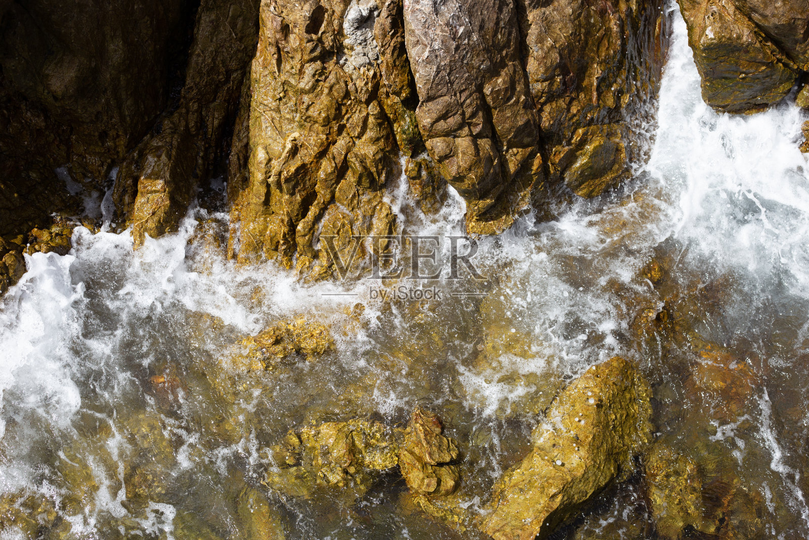海水溅在岩石上照片摄影图片