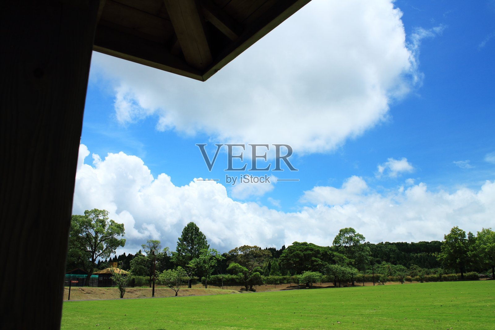 宁静的广场景色，美丽的云照片摄影图片