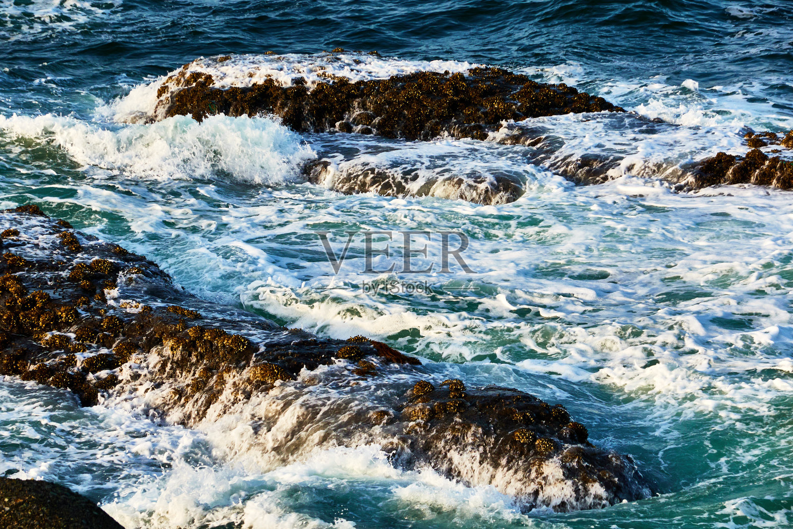 海浪拍击岩石照片摄影图片