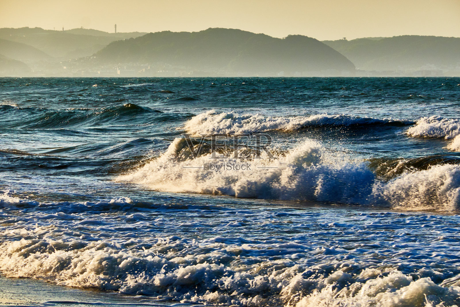 日出时海滩的风景与海浪照片摄影图片