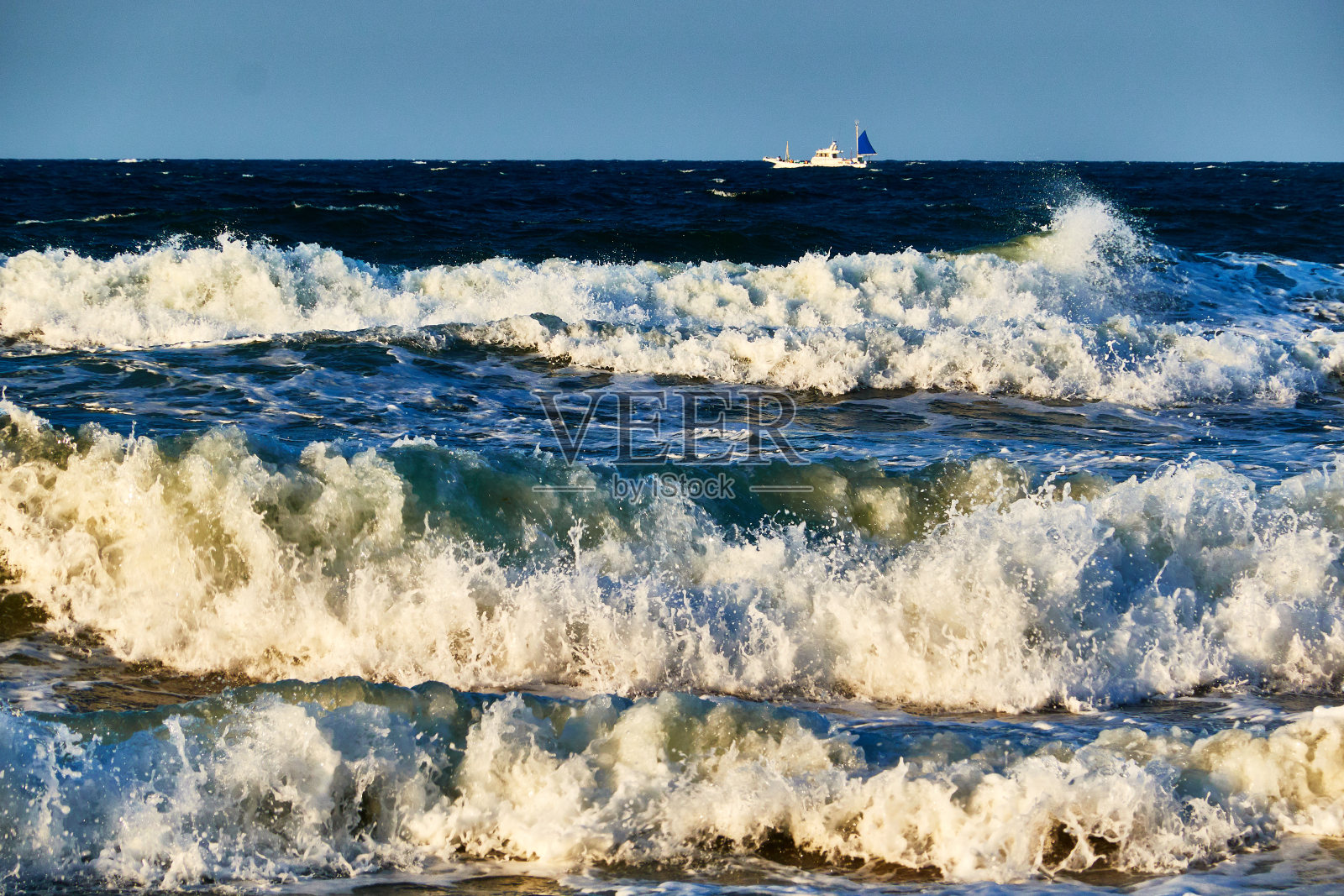 日出时海滩的风景与海浪照片摄影图片