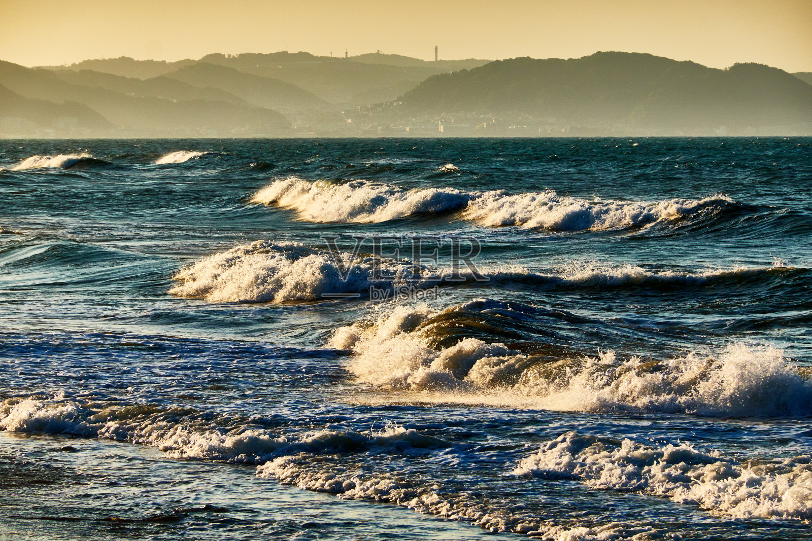 日出时海滩的风景与海浪照片摄影图片