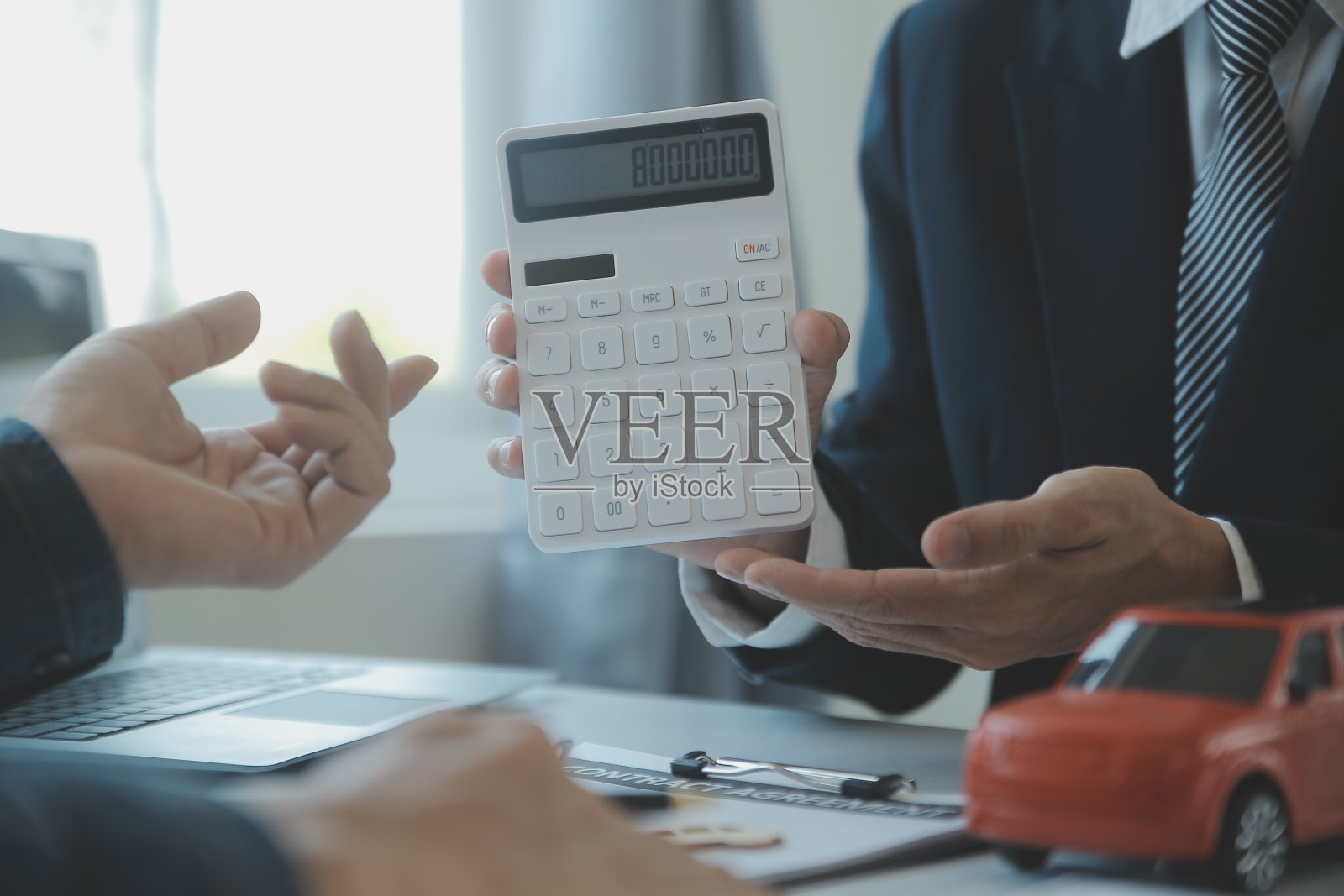 特写亚洲男性汽车推销员或销售经理提供出售汽车，并解释和阅读签署汽车合同和保险的条款。照片摄影图片