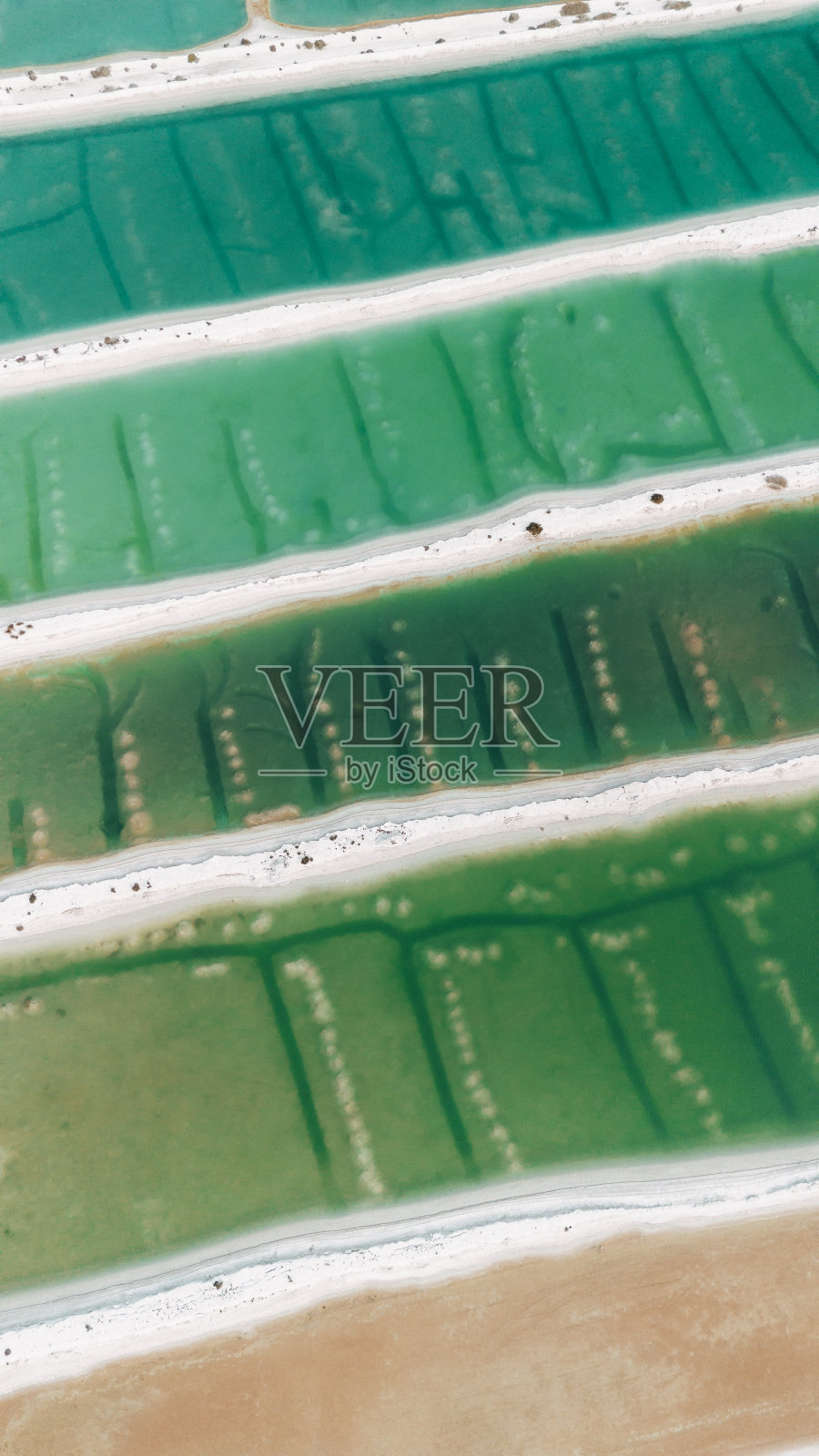 盐湖鸟瞰图，图案丰富多彩，纹理丰富照片摄影图片