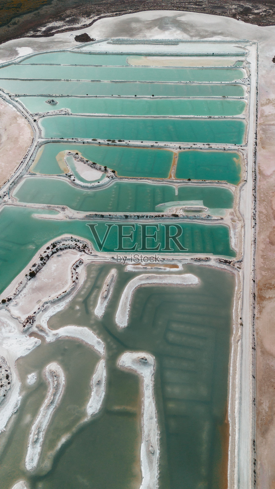 盐湖鸟瞰图，图案丰富多彩，纹理丰富照片摄影图片