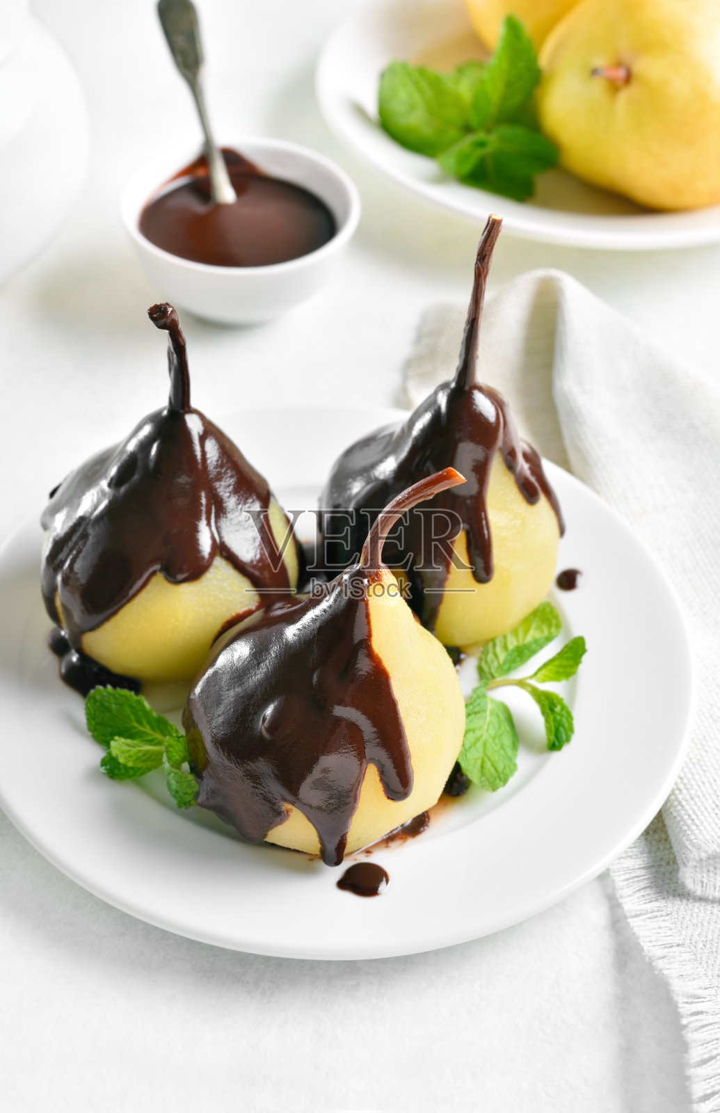 荷包梨配巧克力酱照片摄影图片