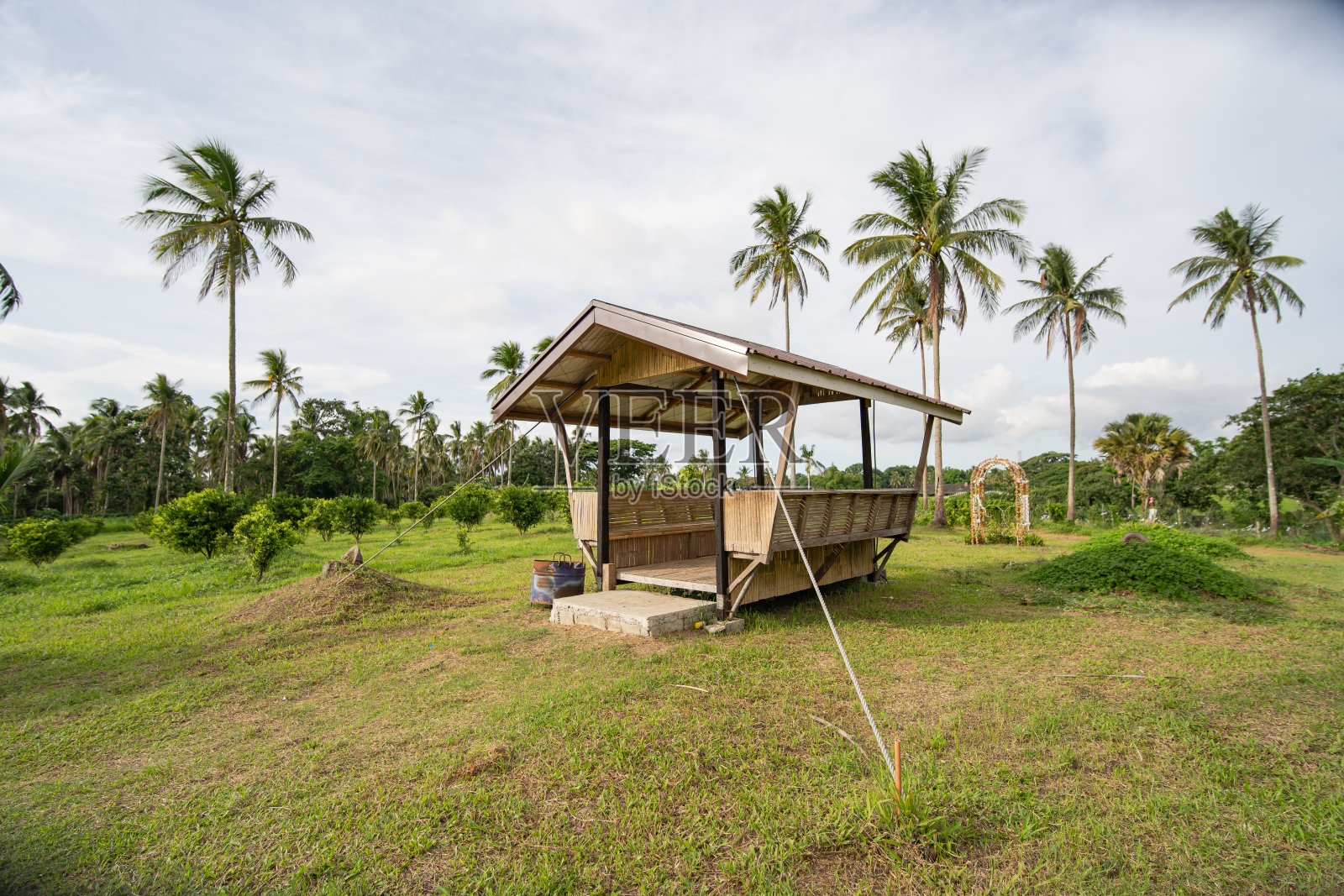 山顶上的野餐小屋照片摄影图片