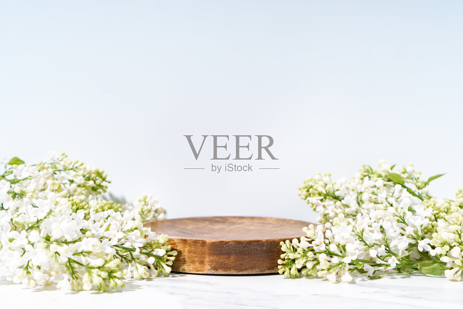 化妆护肤产品展示舞台展示用白色背景的木制讲台和花枝。摄影工作室。照片摄影图片