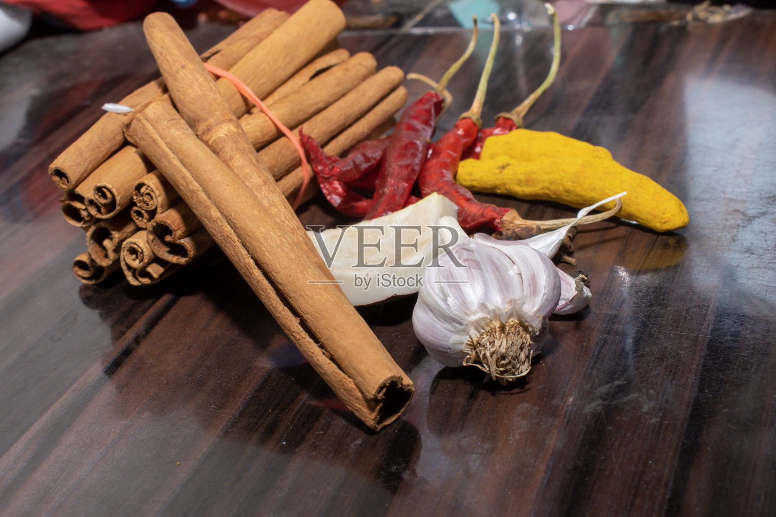 木制背景上的各种香料照片摄影图片