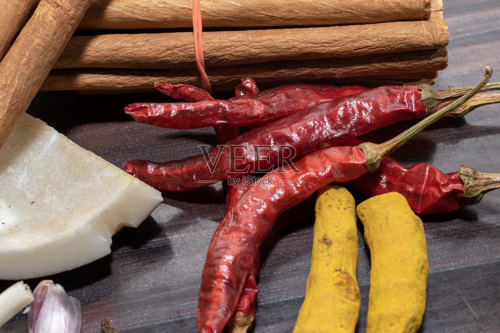 木制背景上的各种香料照片摄影图片
