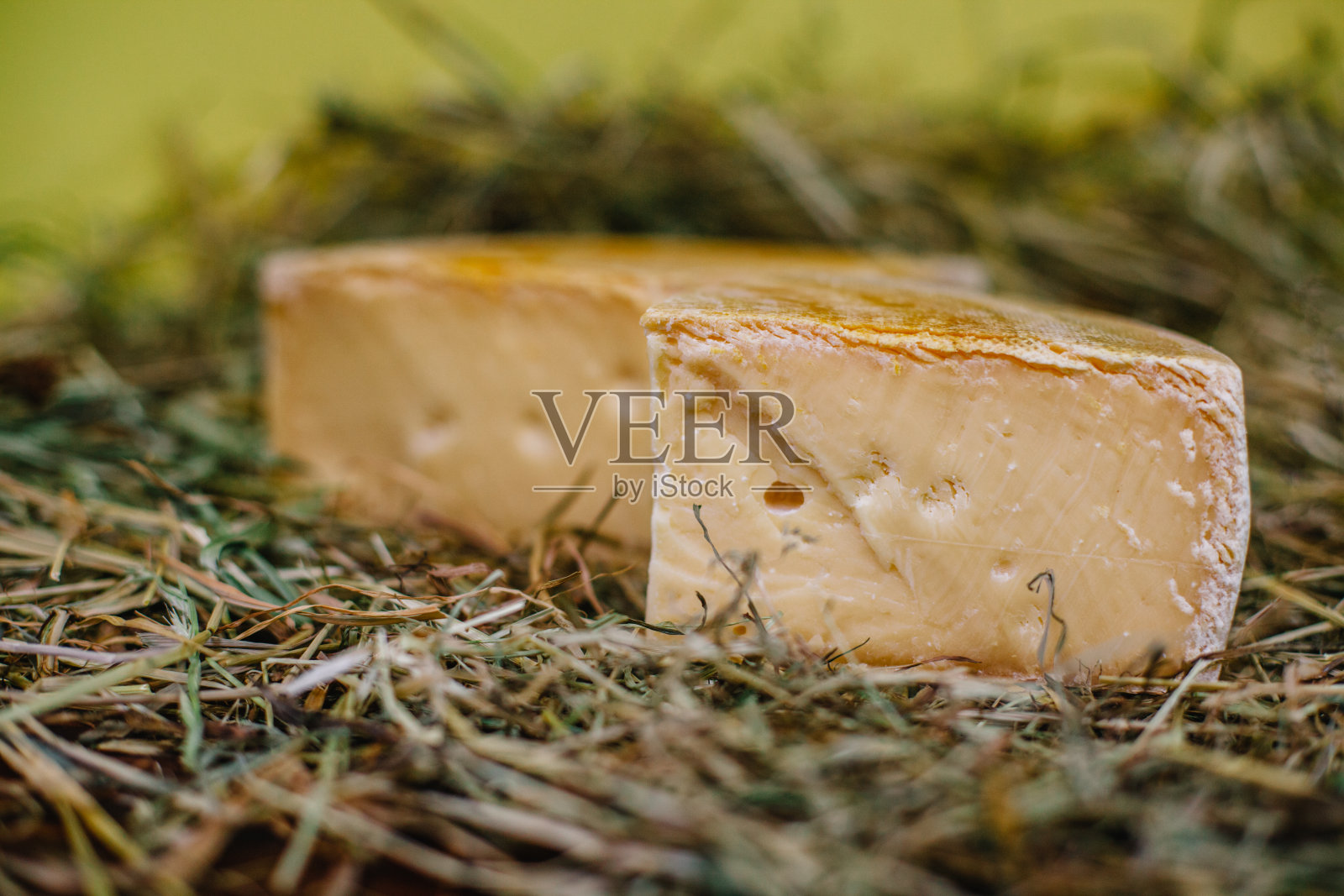 法国诺曼底市场上出售的传统法式干草奶酪照片摄影图片