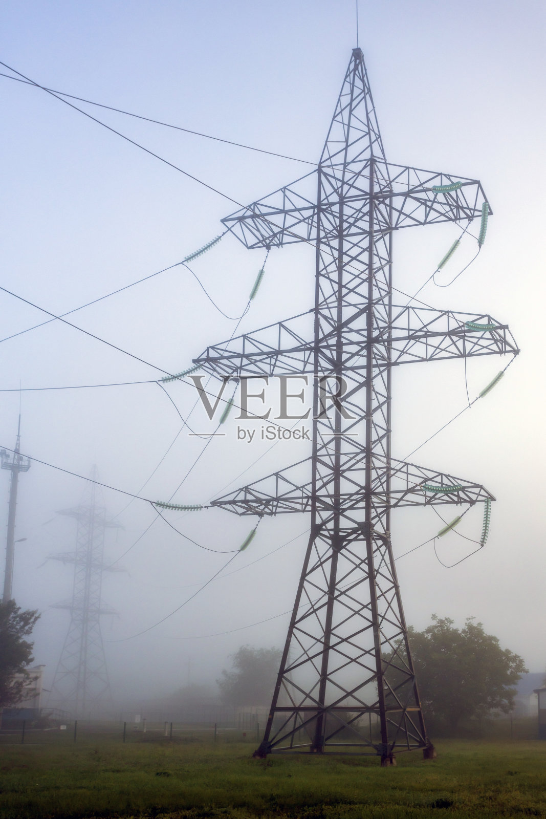 工业变电站在春天的雾中。照片摄影图片