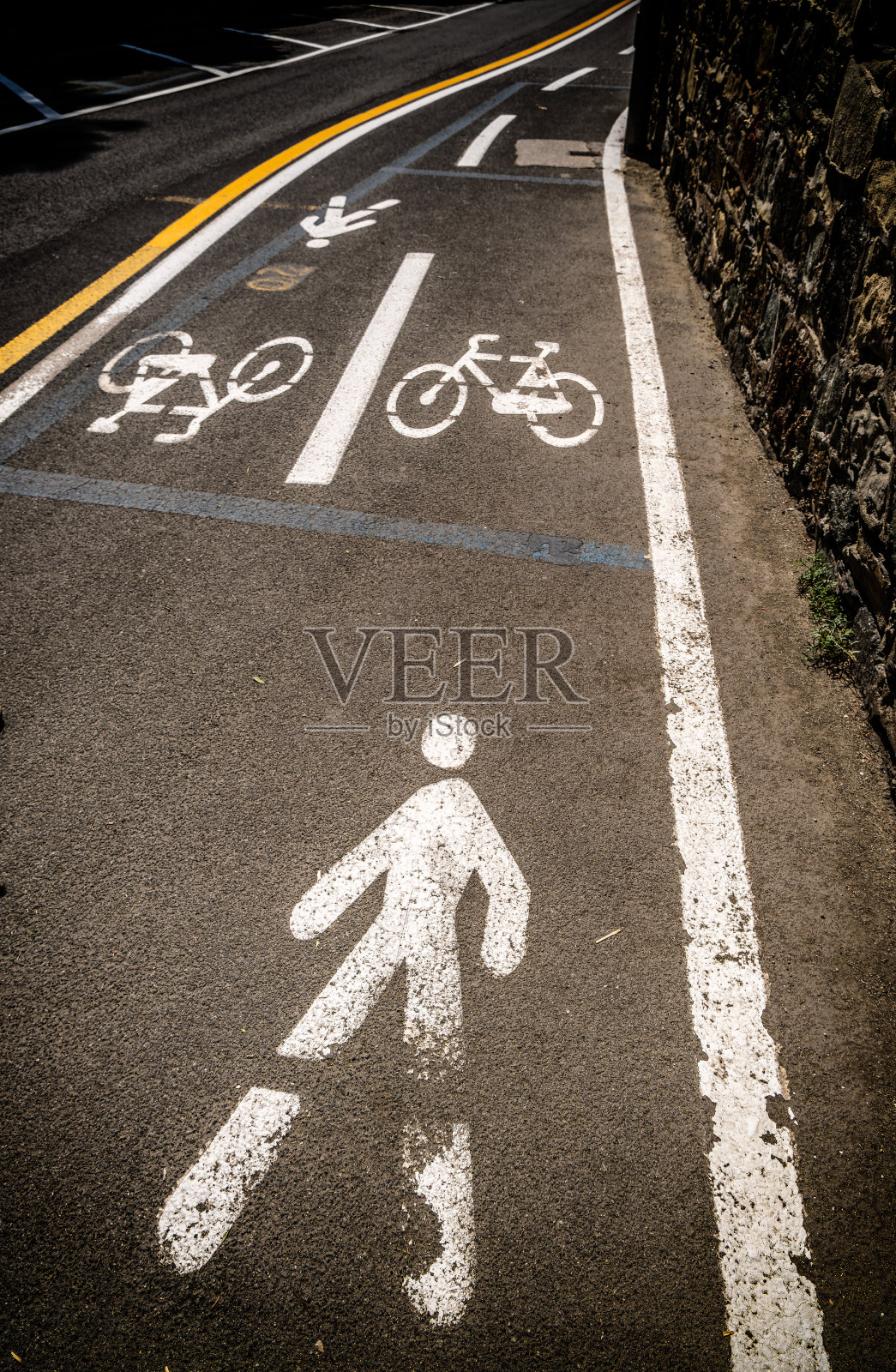 意大利利古里亚，柏油路上的自行车和行人标志照片摄影图片