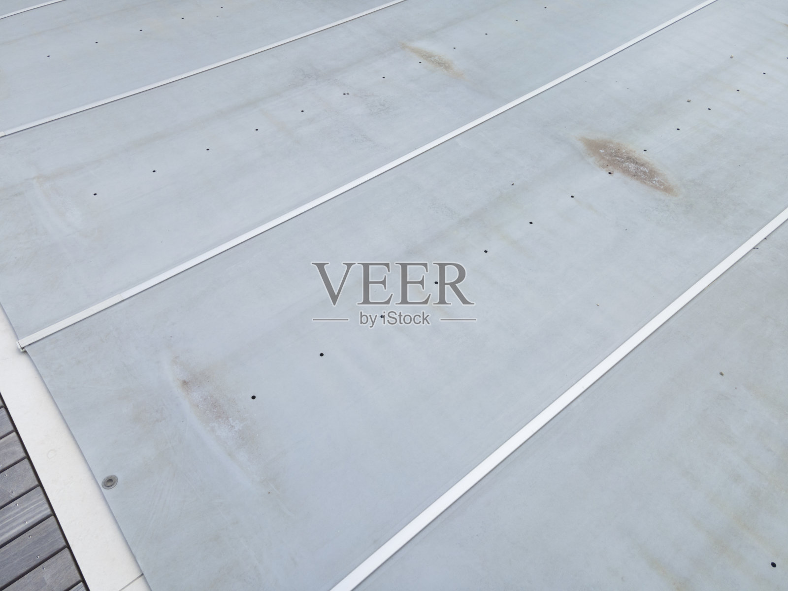 无人机拍摄的冬季后的游泳池，清理了飞机，游泳池，排掉了脏水，脏了游泳池之前的春天照片摄影图片