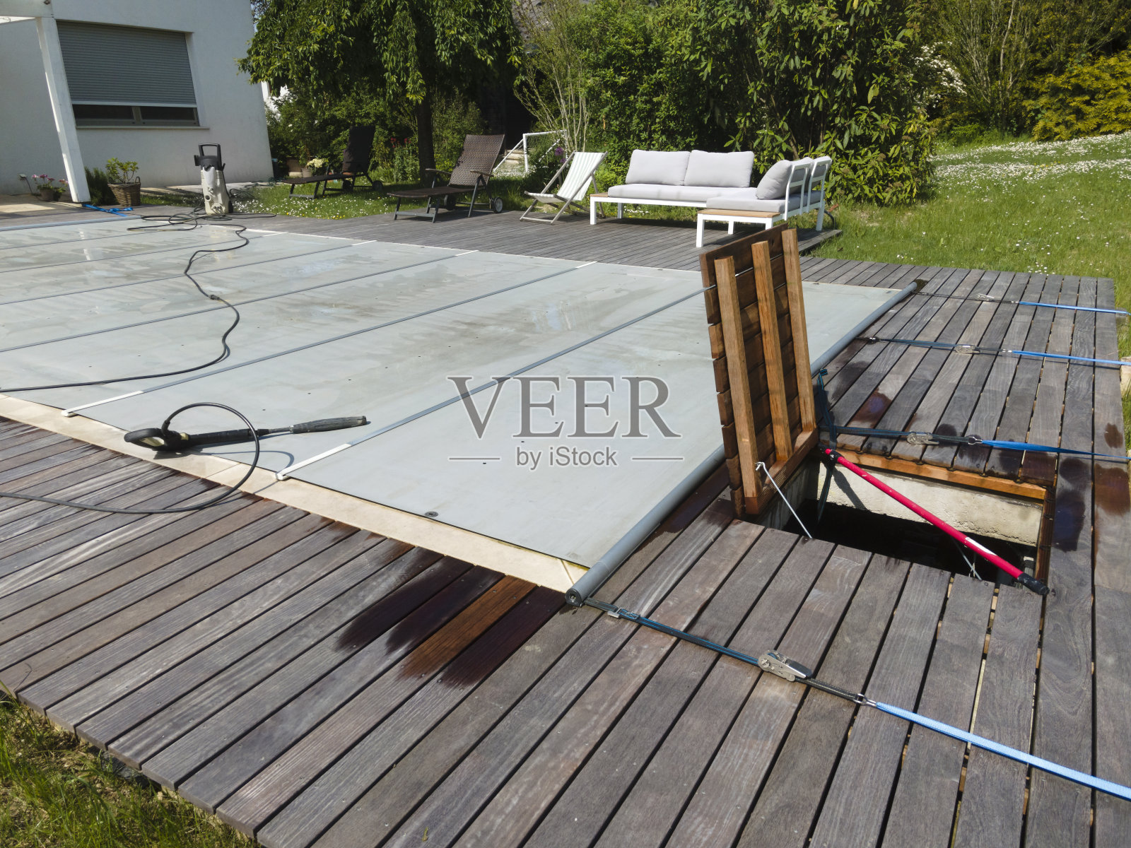 无人机拍摄的冬季后的游泳池，清理了飞机，游泳池，排掉了脏水，脏了游泳池之前的春天照片摄影图片