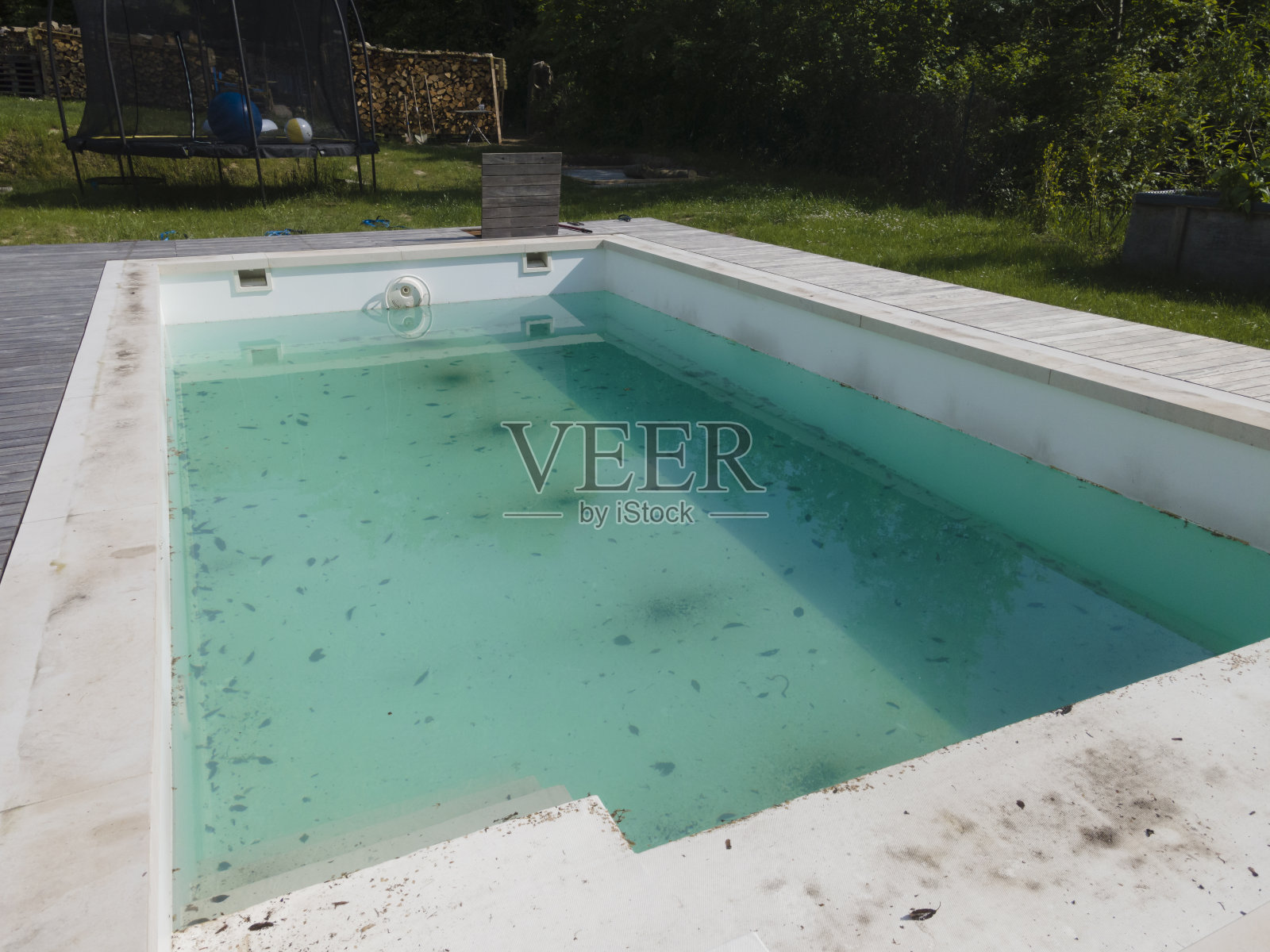 无人机拍摄的冬季后的游泳池，清理了飞机，游泳池，排掉了脏水，脏了游泳池之前的春天照片摄影图片