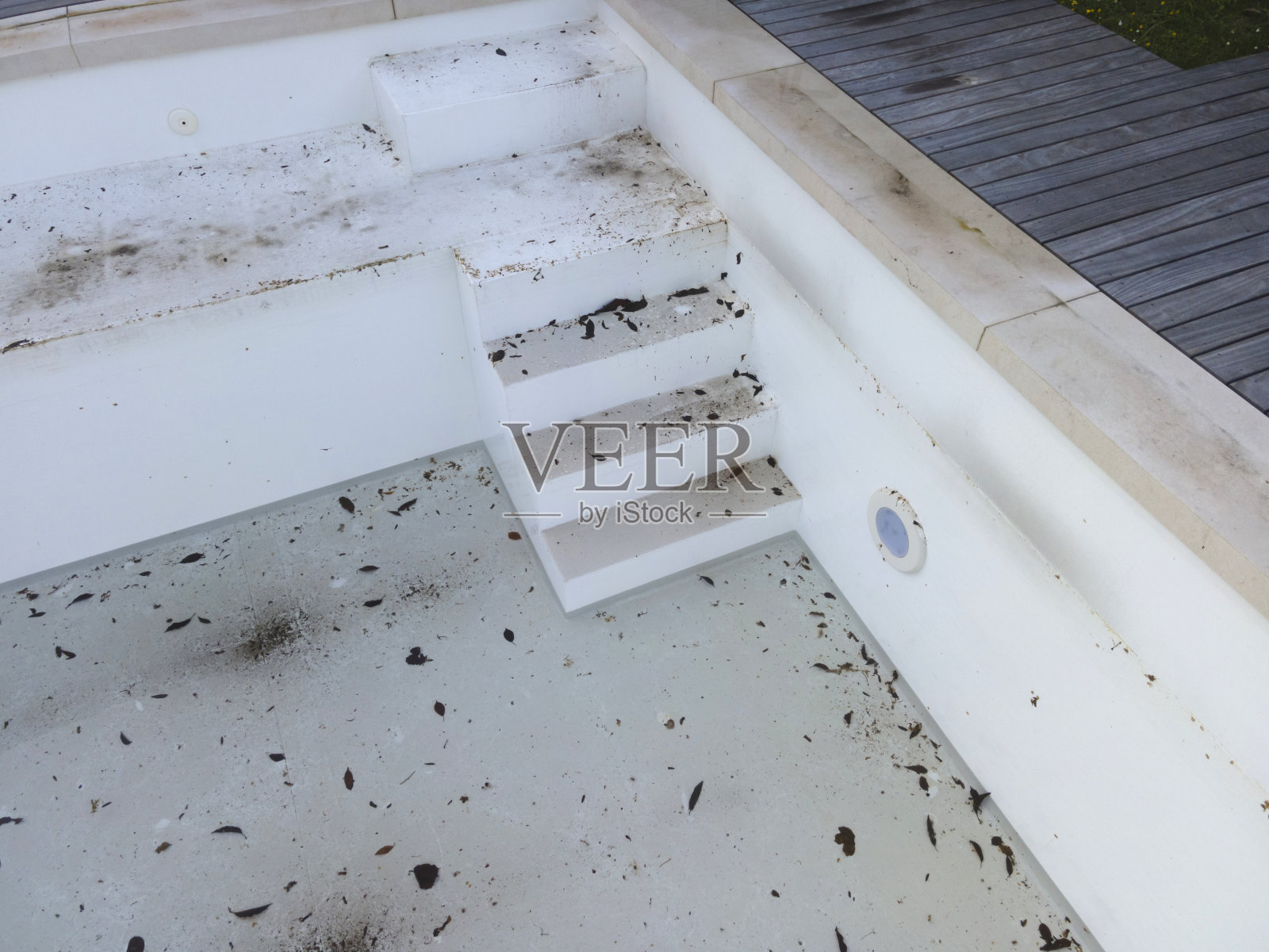 无人机拍摄的冬季后的游泳池，清理了飞机，游泳池，排掉了脏水，脏了游泳池之前的春天照片摄影图片