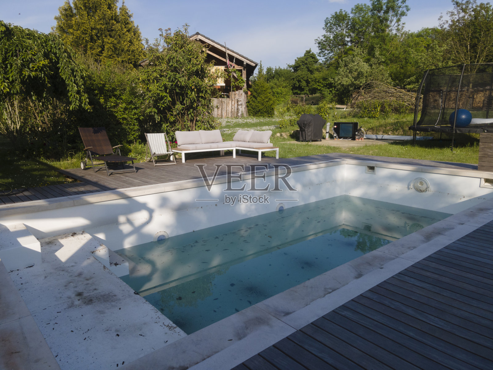 无人机拍摄的冬季后的游泳池，清理了飞机，游泳池，排掉了脏水，脏了游泳池之前的春天照片摄影图片