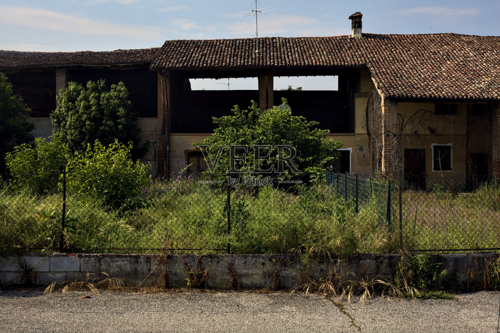 一个阳光明媚的日子里，意大利乡下一个村庄里被遗弃的农舍照片摄影图片