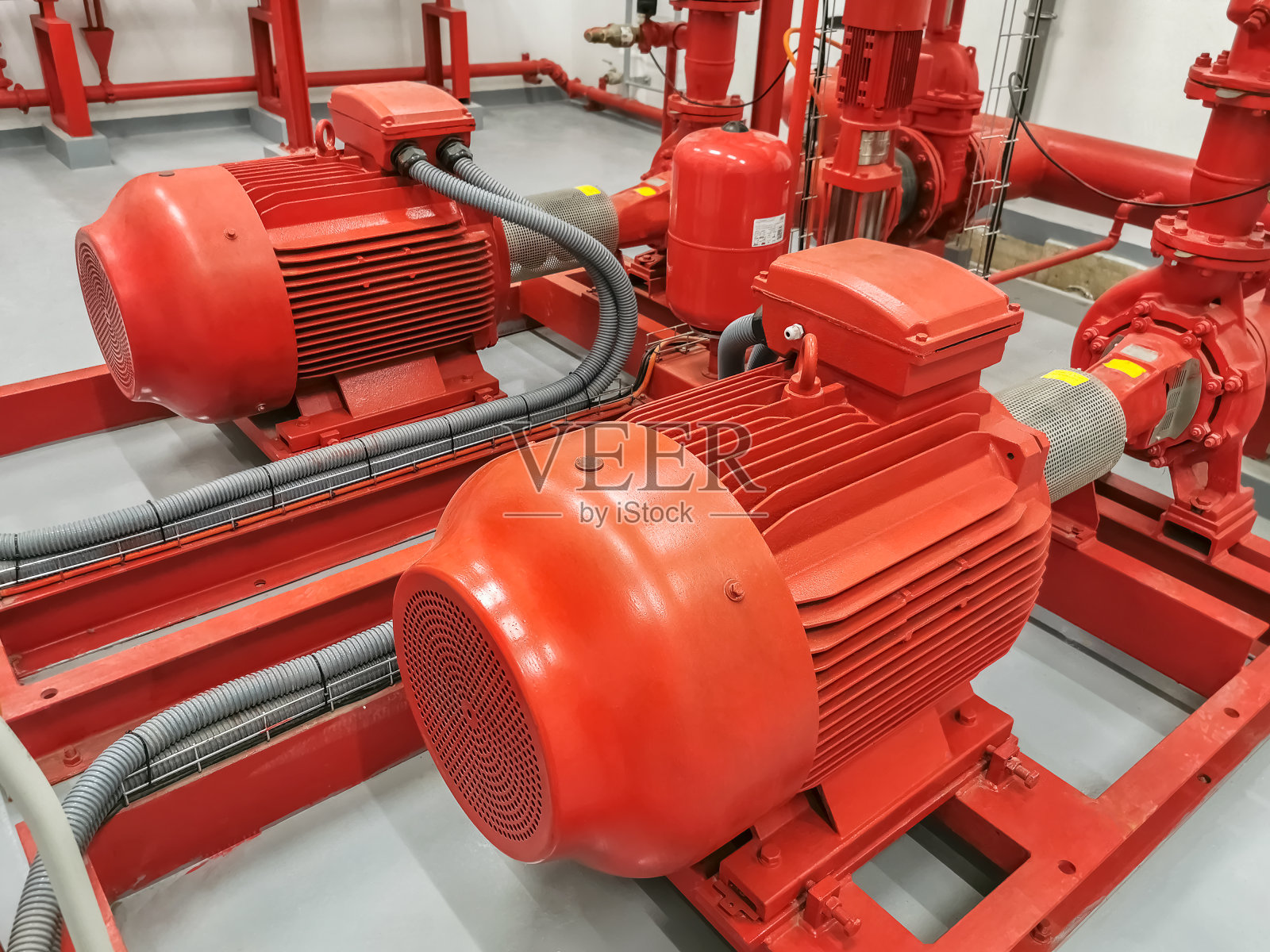 查看工业电动水泵和管道，该泵组用于建筑物消防，洒水装置和消防卷筒的注水照片摄影图片