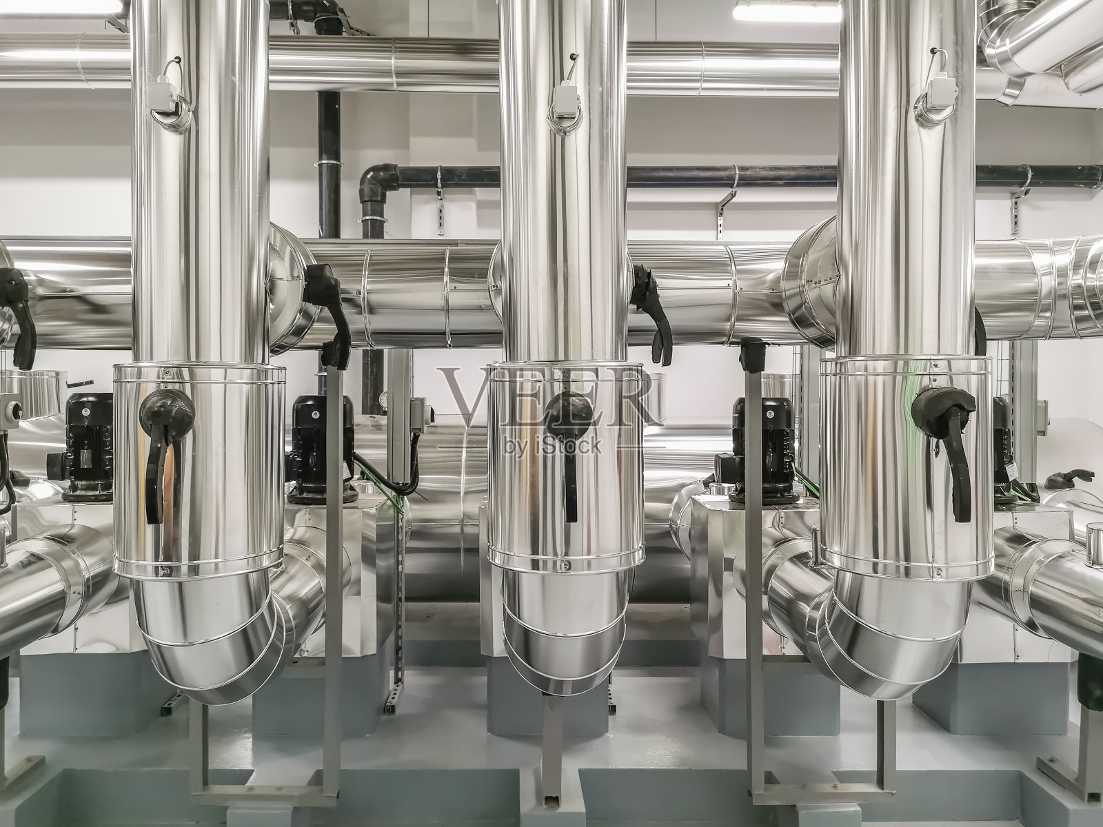 工业系统用不锈钢风管，建筑物和工业设备的强制通风，大型金属风管进风口，空气更新，工业暖通空调系统照片摄影图片