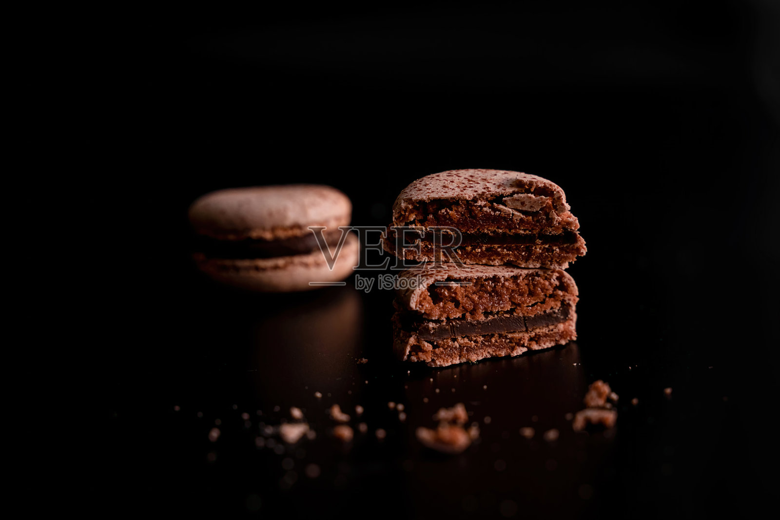 诱人的切巧克力马卡龙与面包屑照片摄影图片