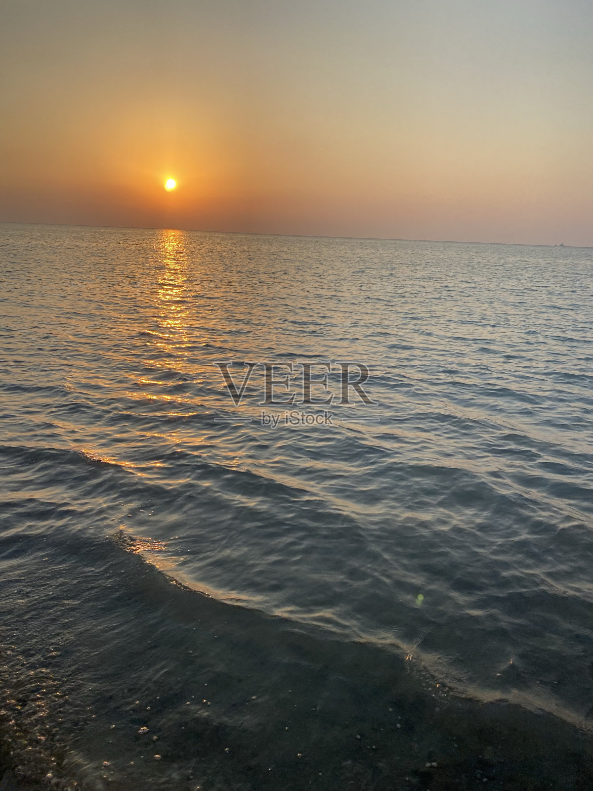 海滩上的日落照片摄影图片