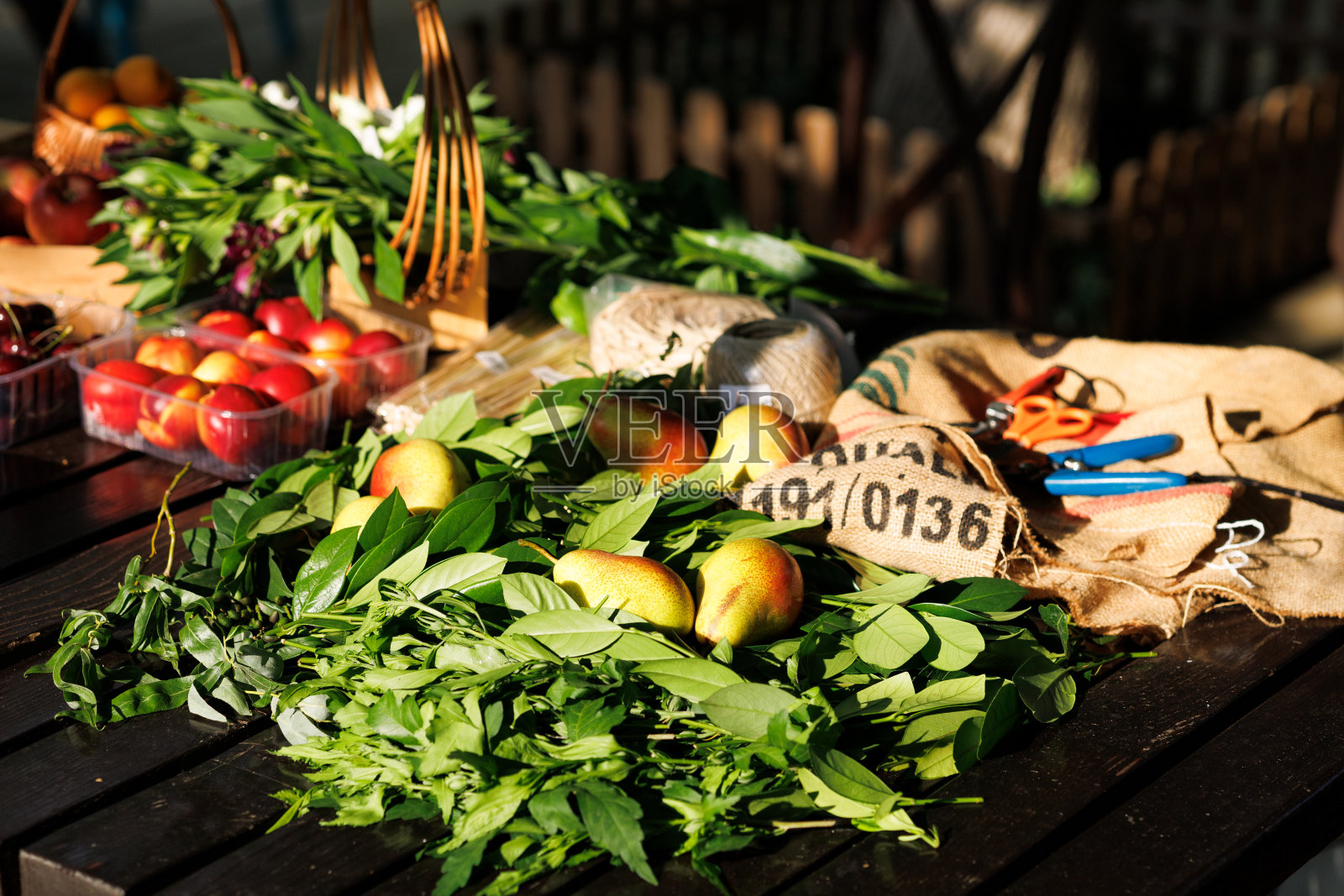 静物食品花卉与水果，桉树树枝，装饰粗麻布和其他配件照片摄影图片