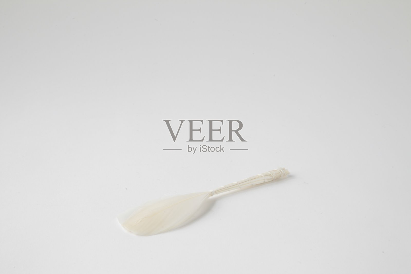 用鹅毛刷做糕点照片摄影图片