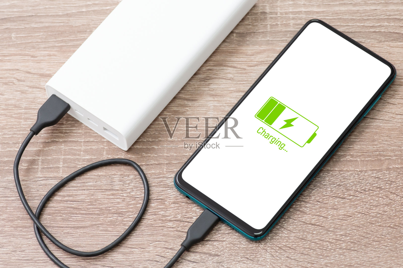 用充电宝给手机充电照片摄影图片