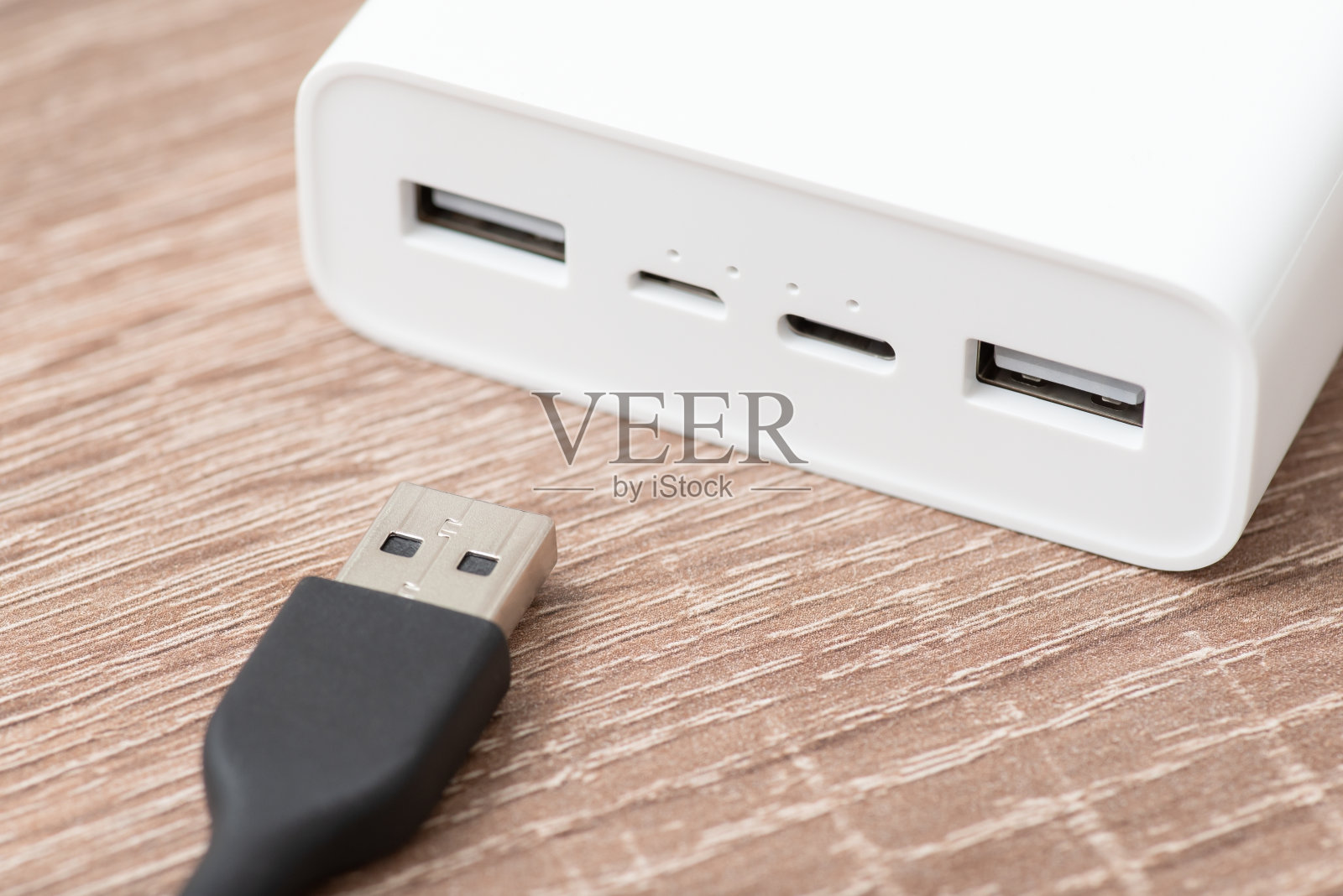 靠近充电宝端口和usb连接线照片摄影图片