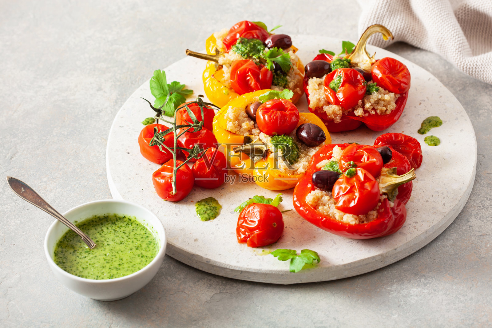 用藜麦、西红柿、橄榄和香草酱拌青椒照片摄影图片