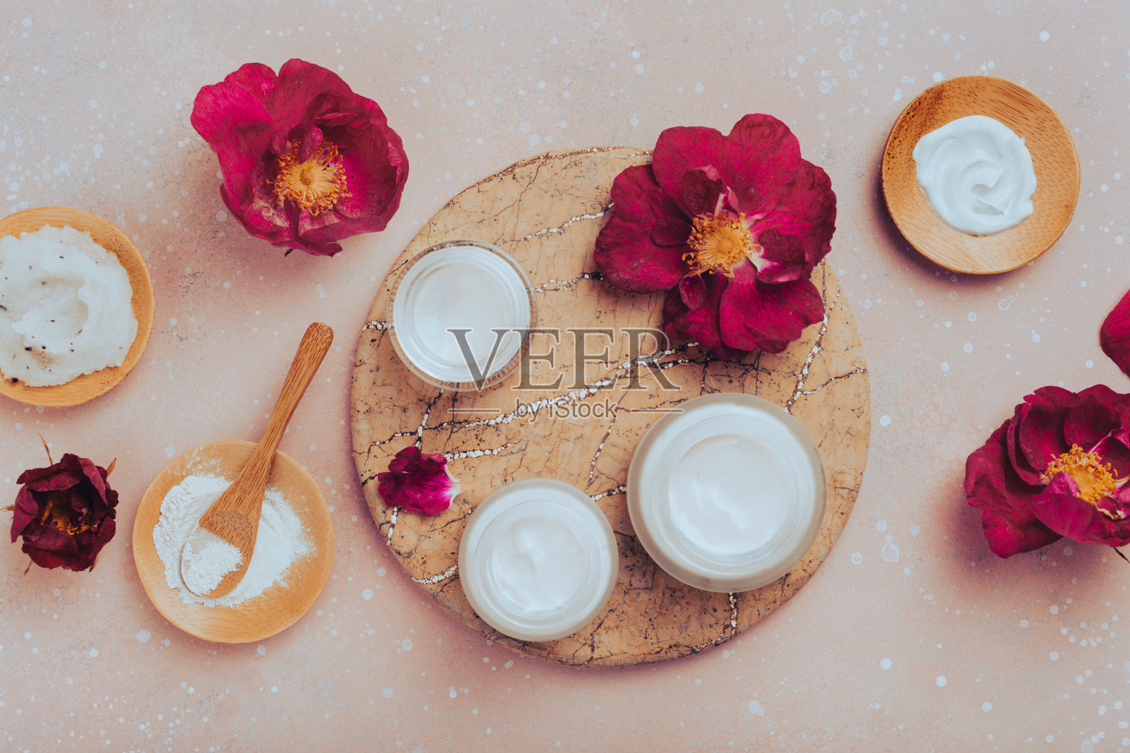 护肤品和狗玫瑰花。用于家庭水疗的天然化妆品照片摄影图片