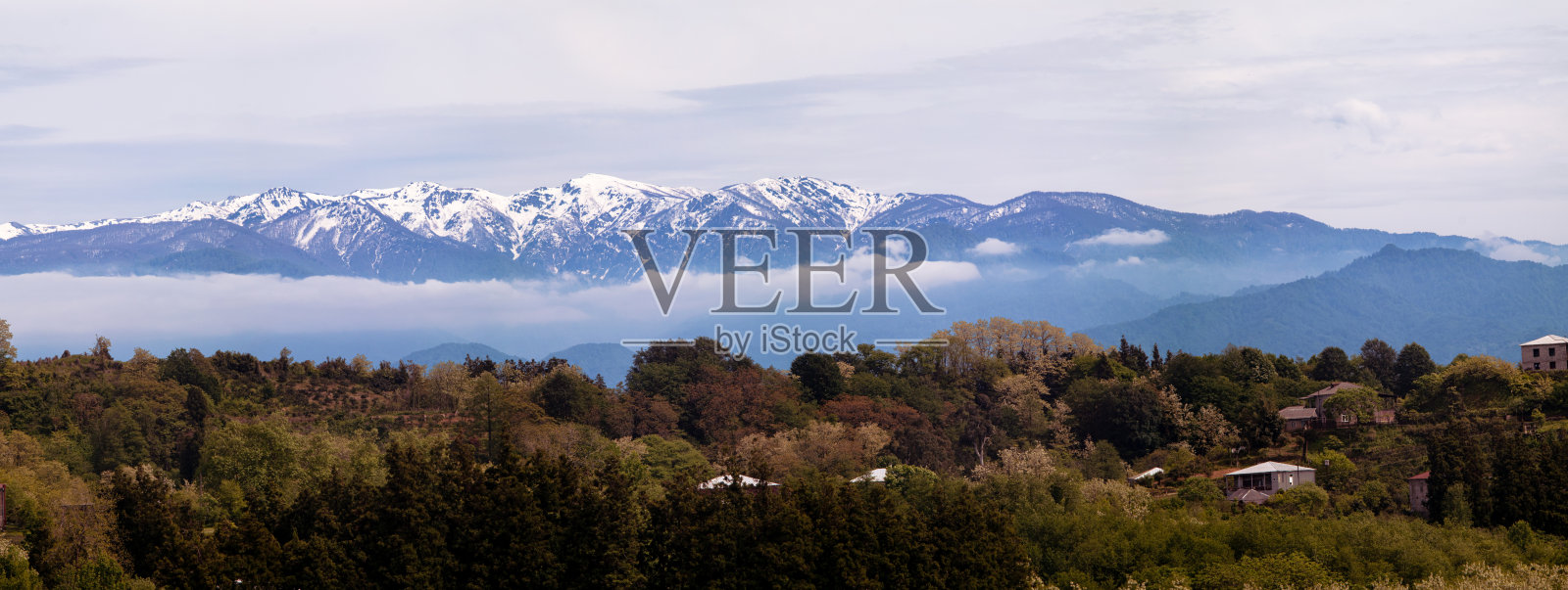 高加索雪山的全景。照片摄影图片