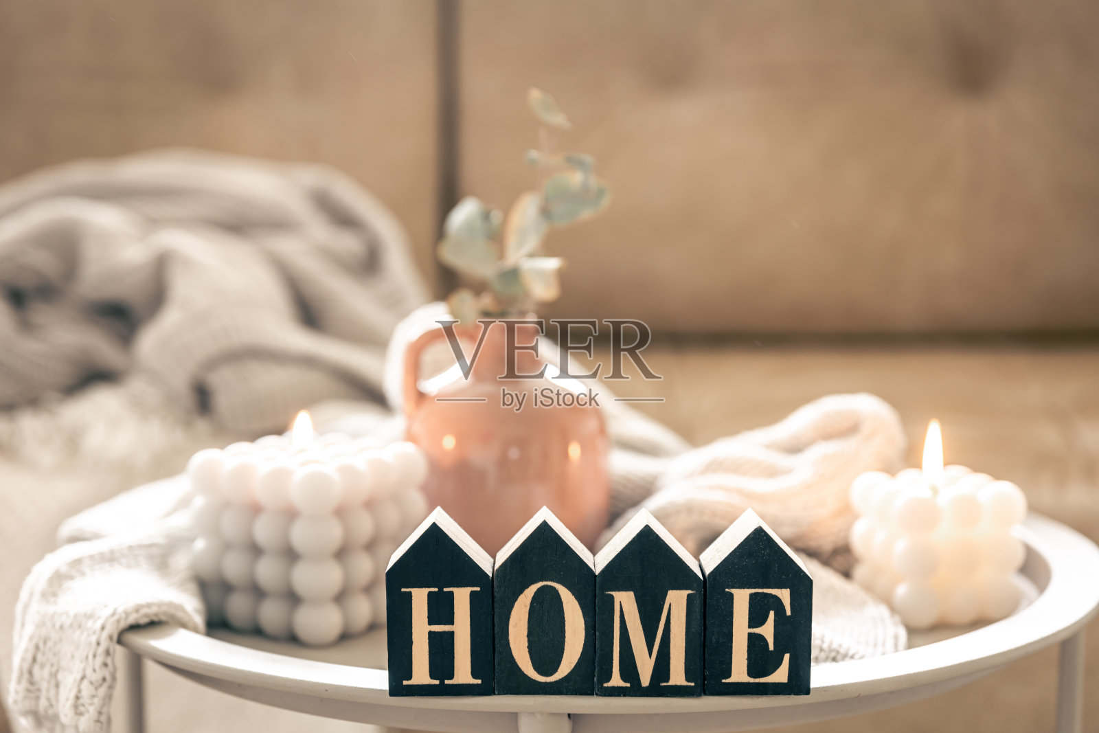 温馨的构图与装饰字家，蜡烛和花瓶在模糊的背景。照片摄影图片