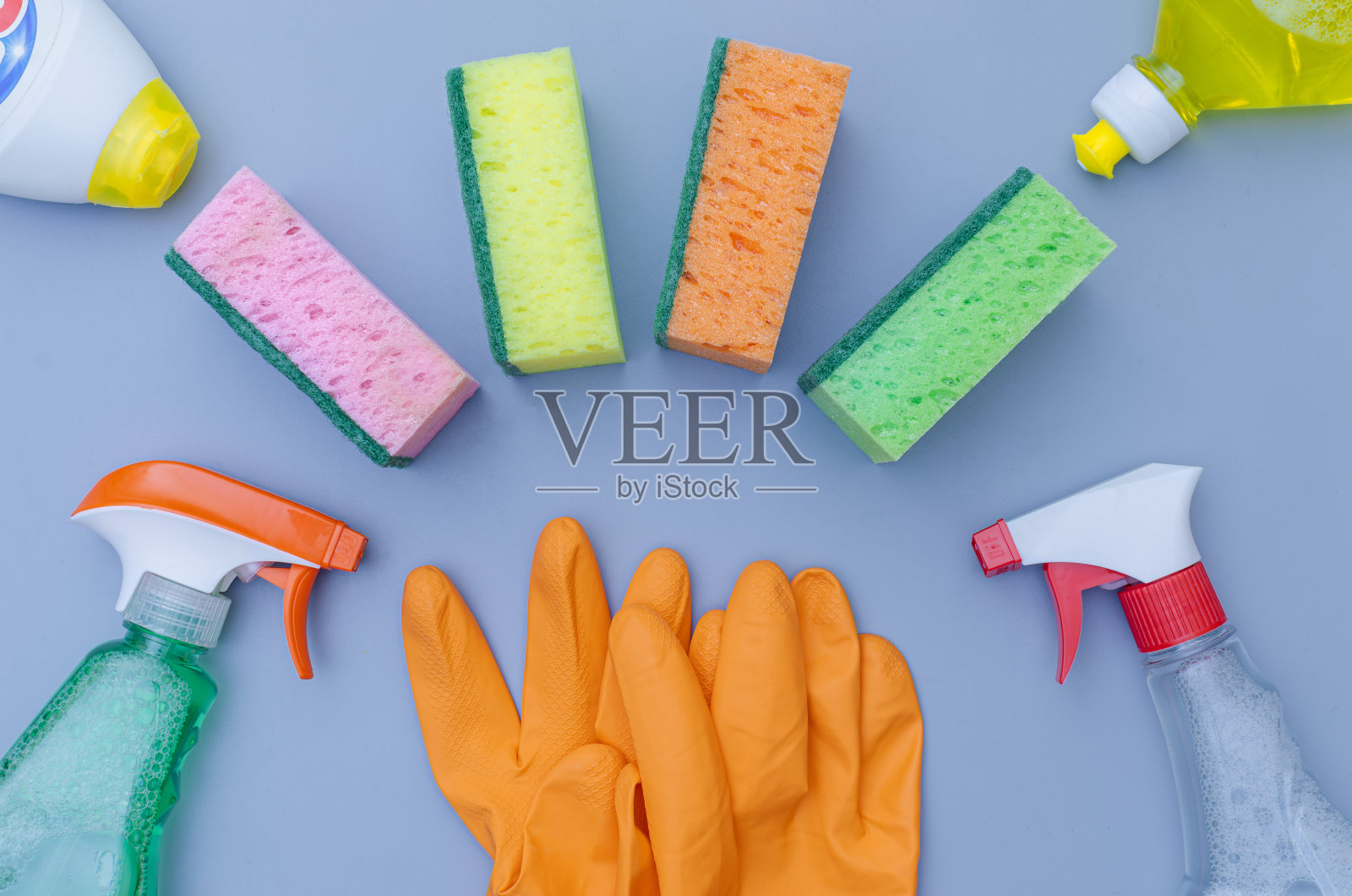 洗碗用的海绵，塑料瓶。从上面看。照片摄影图片