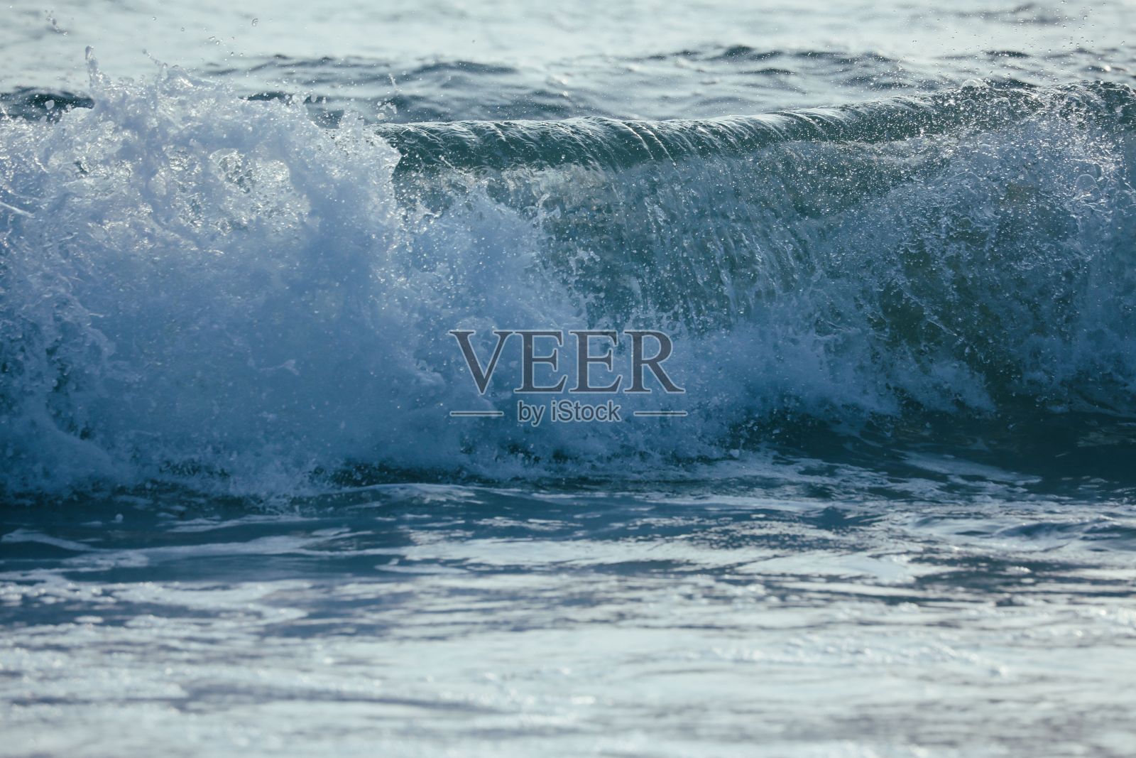 海浪在海洋中翻滚，上面有小波浪照片摄影图片