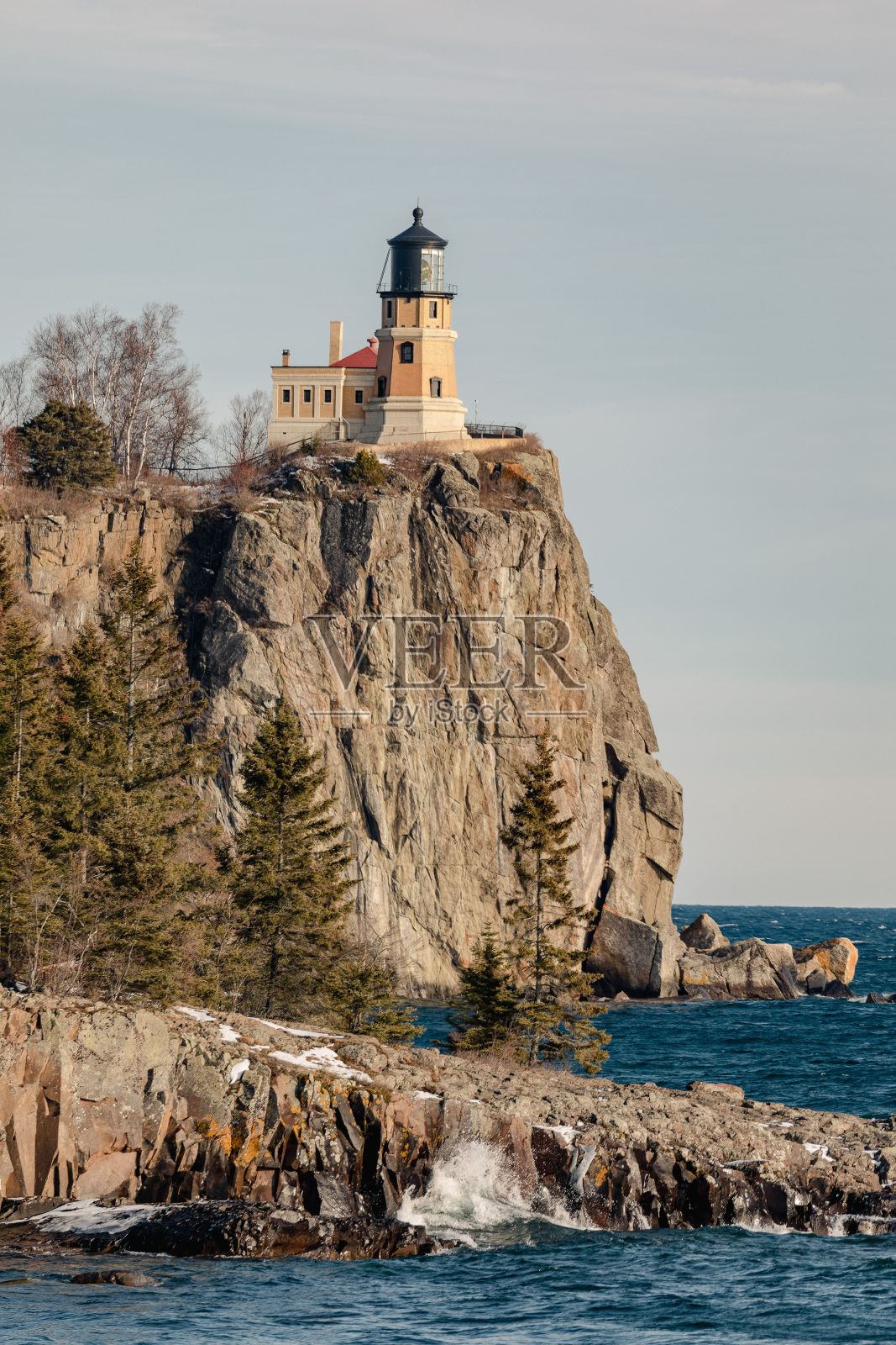 苏必利尔湖的壮丽景色，高耸的白色灯塔照片摄影图片