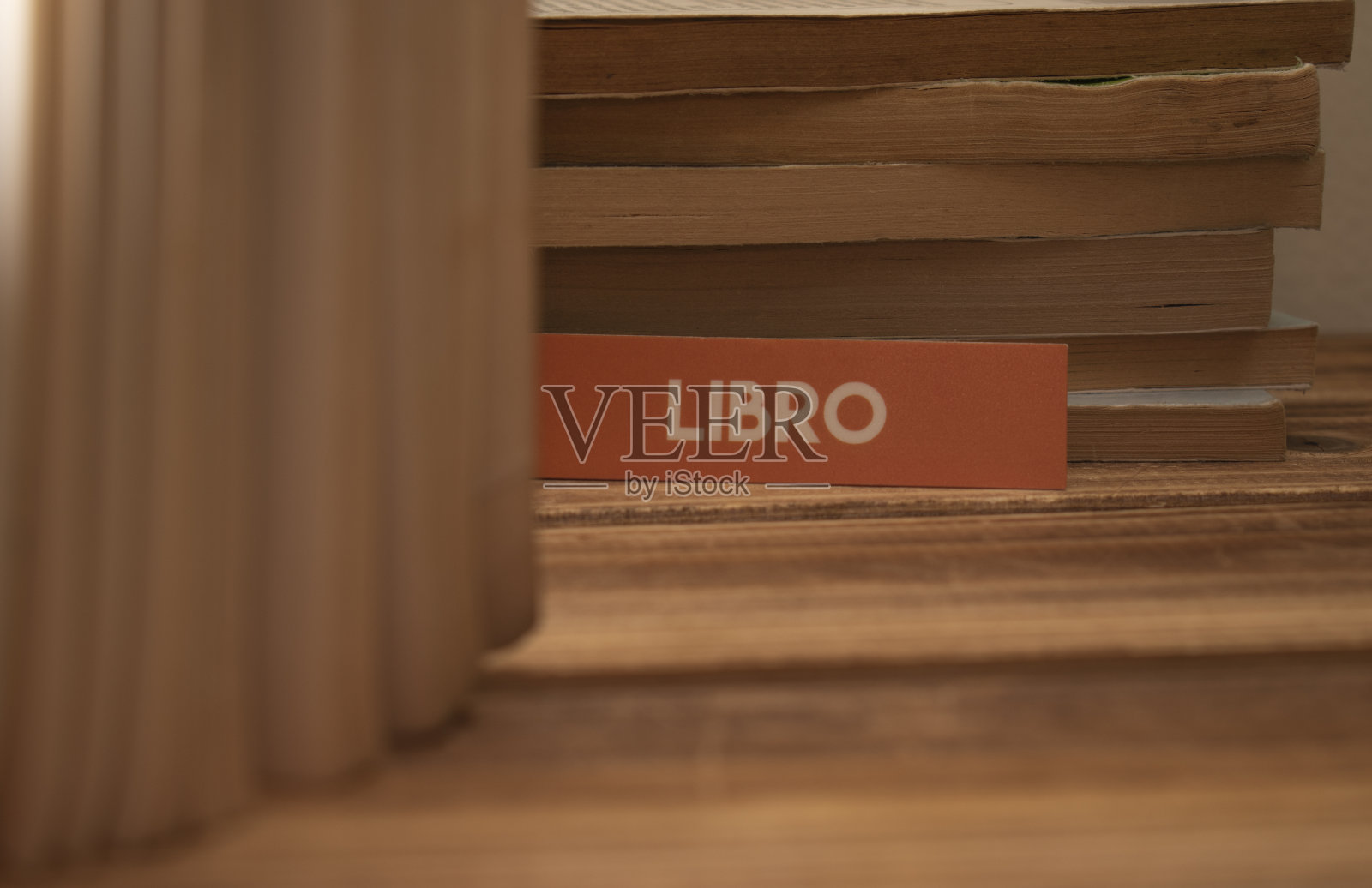 阅读不同主题的书籍照片摄影图片