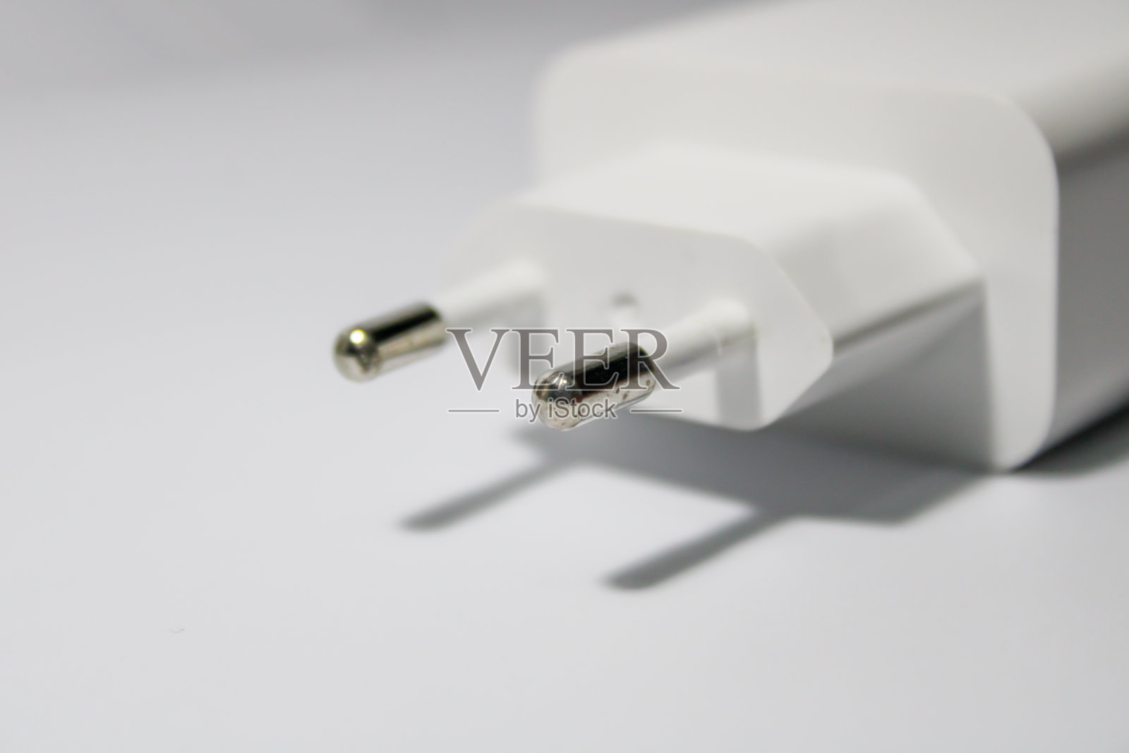 一个白色的USB电源适配器充电隔离在白色背景照片摄影图片