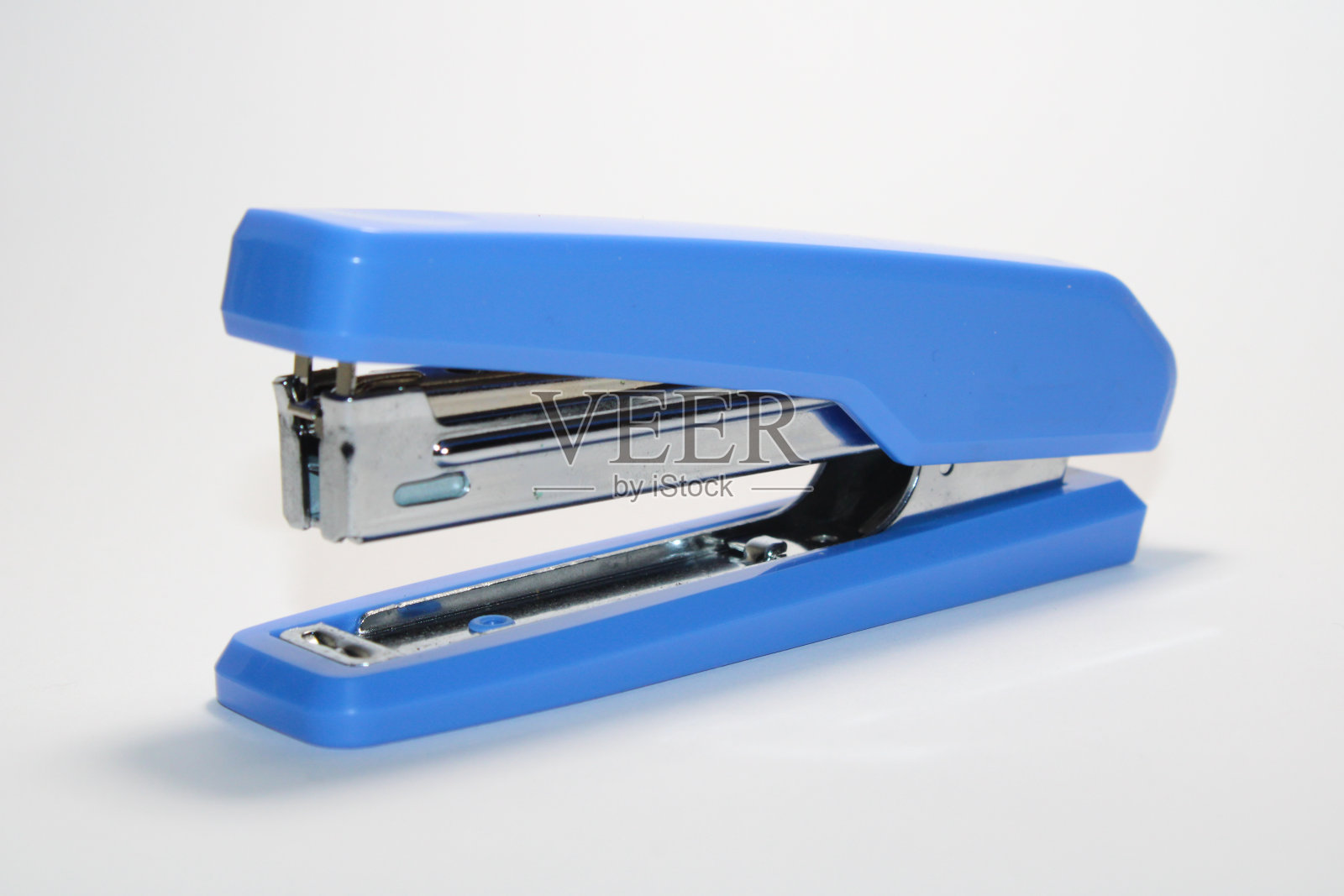 一个白色背景上的蓝色订书机。剪切路径照片摄影图片