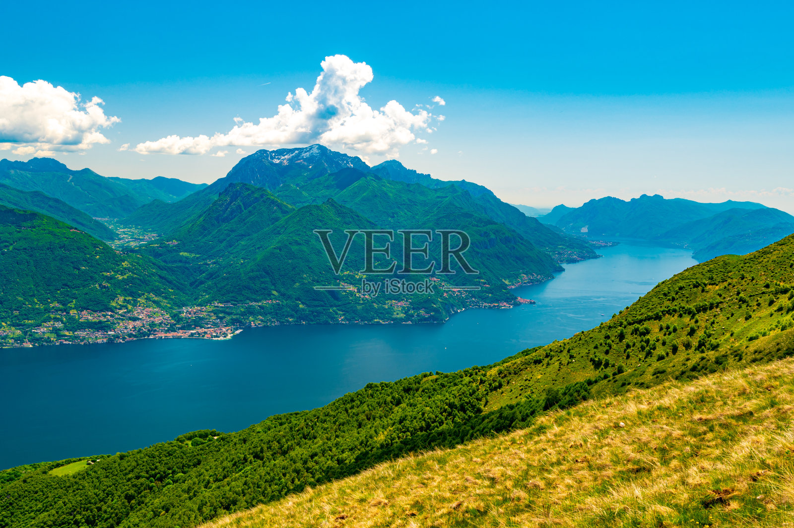 从圣玛丽亚雷佐尼科向南拍摄的科莫湖全景。照片摄影图片