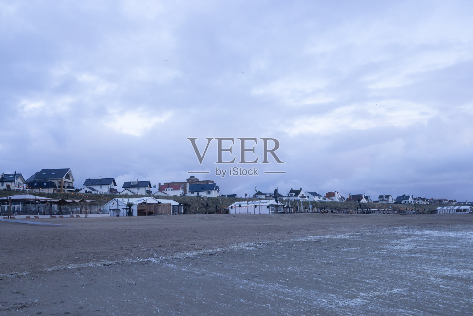 位于赞德沃特的北海海滩，退潮时与城市发展线相连照片摄影图片