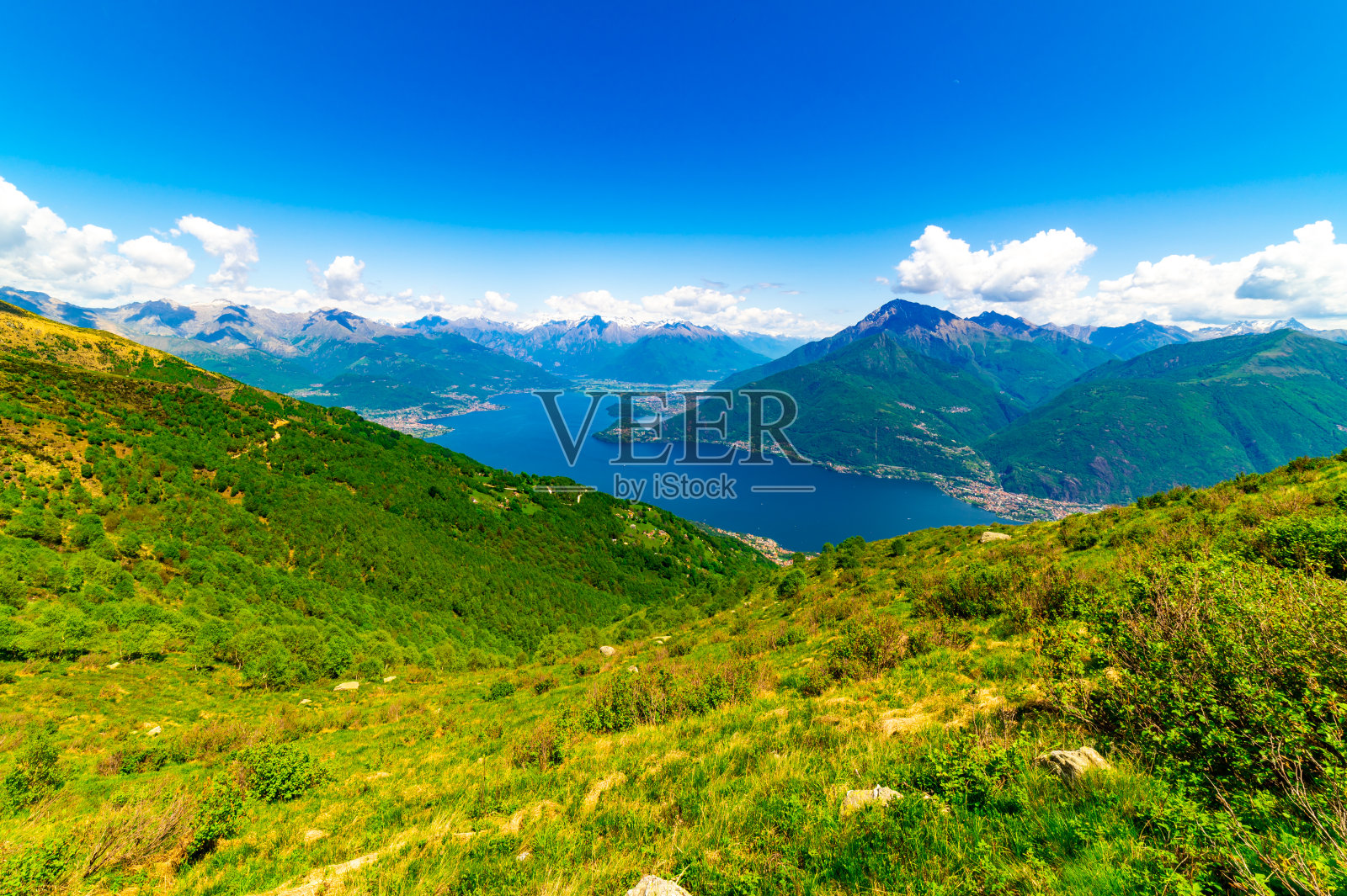 从圣玛丽亚雷佐尼科向北眺望科莫湖上游全景。照片摄影图片